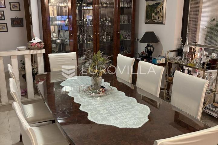 Hvar, Jelsa, stambeno poslovni kompleks idealan za investiciju 