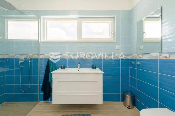 Trogir, moderna vila s bazenom