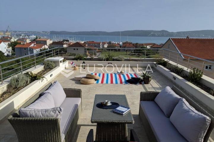Trogir, moderna vila s bazenom