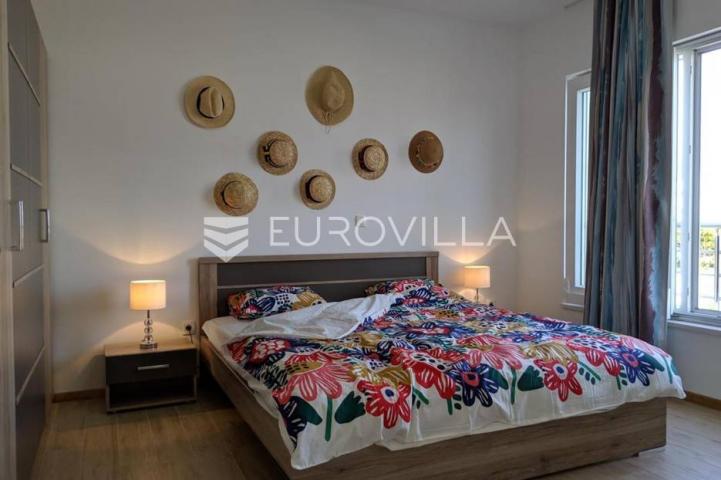 Trogir, moderna vila s bazenom