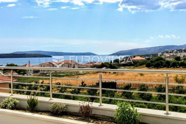 Trogir, moderna vila s bazenom