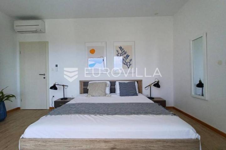 Trogir, moderna vila s bazenom