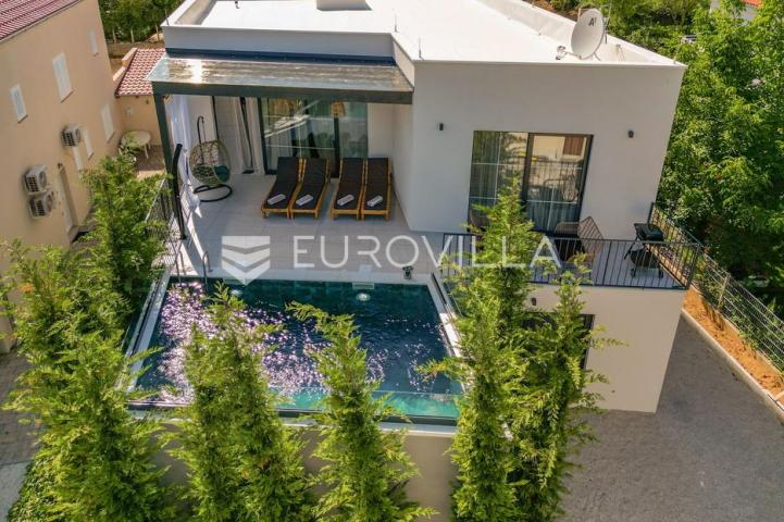 Okolica Zadra, moderna vila s bazenom od 250 m² na 100 m od mora