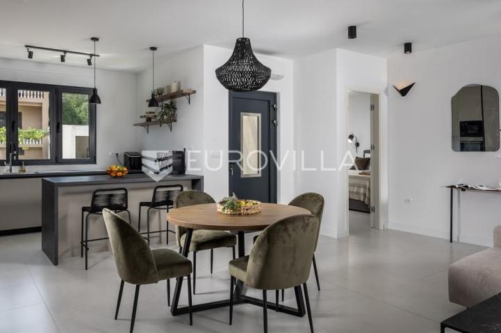 Okolica Zadra, moderna vila s bazenom od 250 m² na 100 m od mora