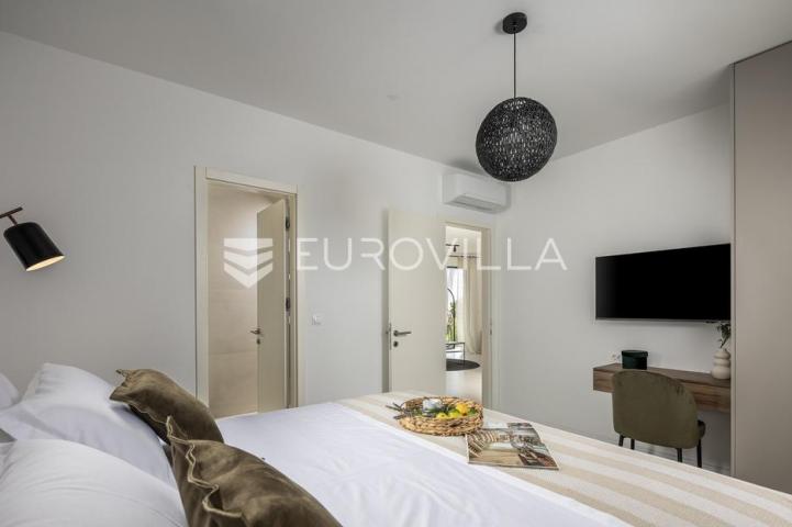 Okolica Zadra, moderna vila s bazenom od 250 m² na 100 m od mora