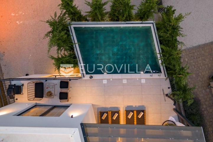 Okolica Zadra, moderna vila s bazenom od 250 m² na 100 m od mora