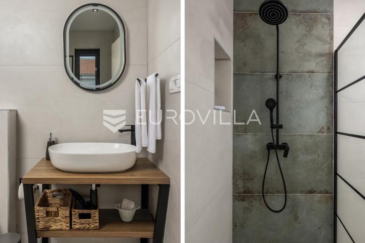 Okolica Zadra, moderna vila s bazenom od 250 m² na 100 m od mora