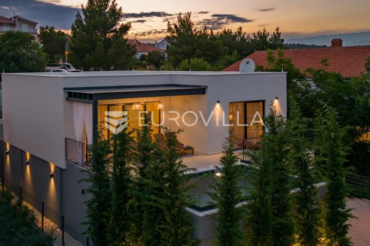 Okolica Zadra, moderna vila s bazenom od 250 m² na 100 m od mora
