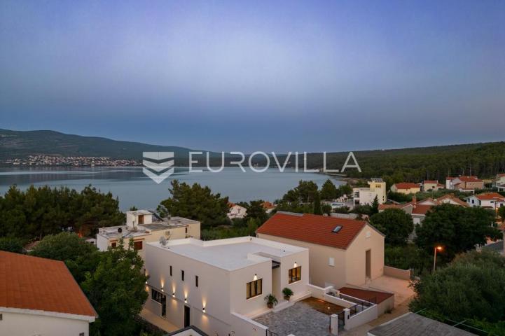 Okolica Zadra, moderna vila s bazenom od 250 m² na 100 m od mora