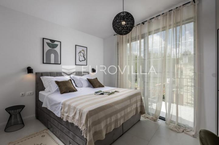 Okolica Zadra, moderna vila s bazenom od 250 m² na 100 m od mora