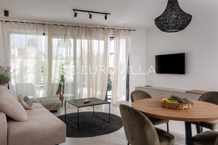 Okolica Zadra, moderna vila s bazenom od 250 m² na 100 m od mora