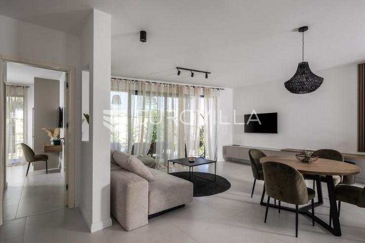Okolica Zadra, moderna vila s bazenom od 250 m² na 100 m od mora