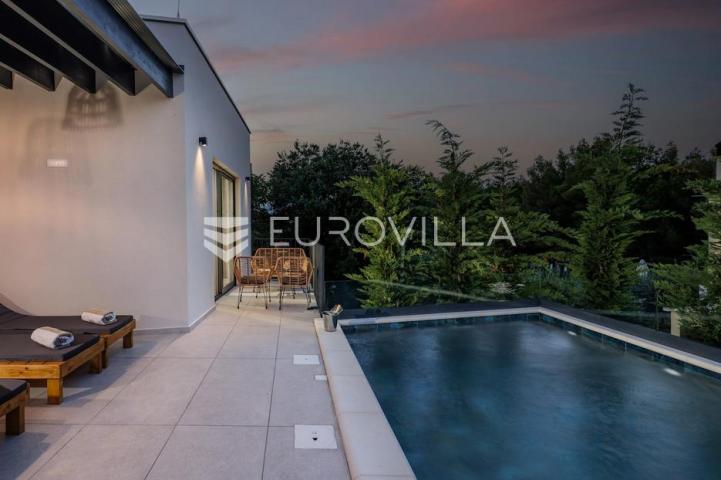 Okolica Zadra, moderna vila s bazenom od 250 m² na 100 m od mora