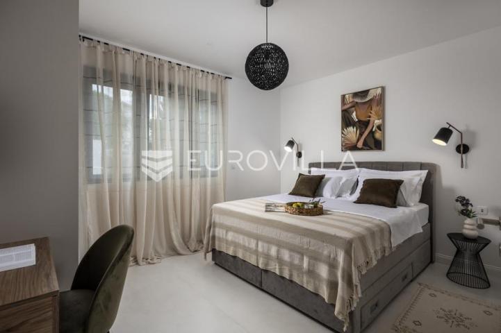 Okolica Zadra, moderna vila s bazenom od 250 m² na 100 m od mora