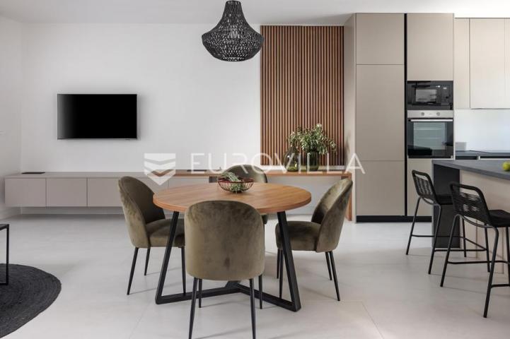 Okolica Zadra, moderna vila s bazenom od 250 m² na 100 m od mora
