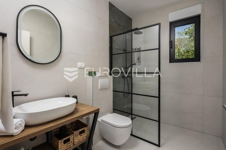 Okolica Zadra, moderna vila s bazenom od 250 m² na 100 m od mora