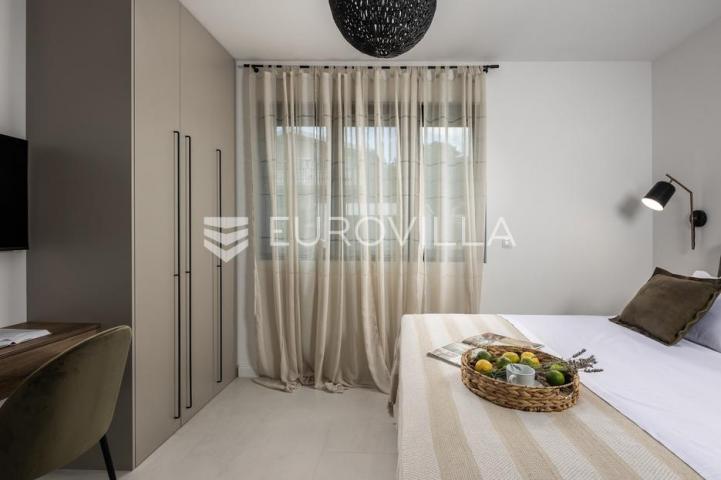 Okolica Zadra, moderna vila s bazenom od 250 m² na 100 m od mora