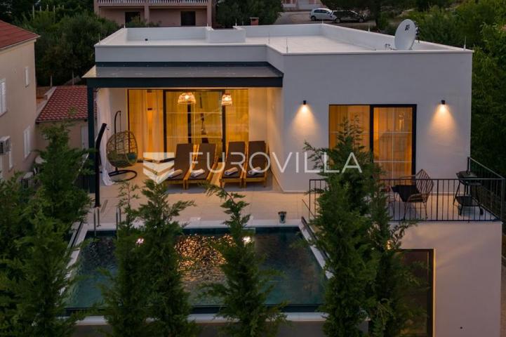 Okolica Zadra, moderna vila s bazenom od 250 m² na 100 m od mora