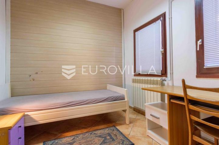 Istra, Pula, stan 48 m² u Šijani s dodatnom vrijednošću, dva poslovna prostora