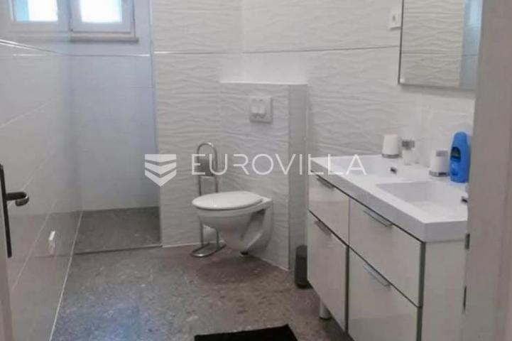 Rijeka, centar, adaptiran četverosoban stan površine 114.08 m², balkon