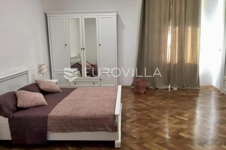 Rijeka, centar, adaptiran četverosoban stan površine 114.08 m², balkon