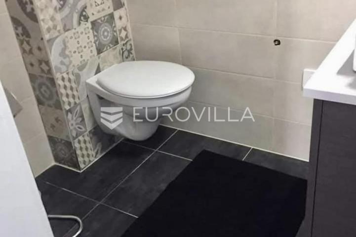 Rijeka, centar, adaptiran četverosoban stan površine 114.08 m², balkon