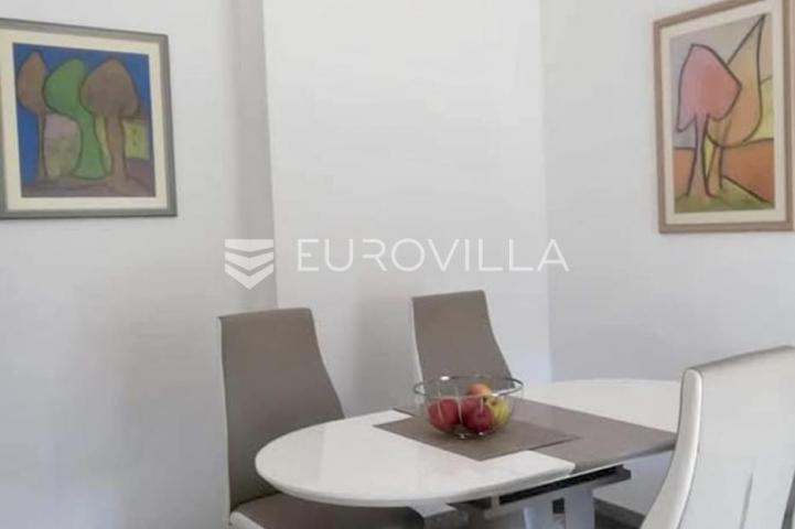 Rijeka, centar, adaptiran četverosoban stan površine 114.08 m², balkon