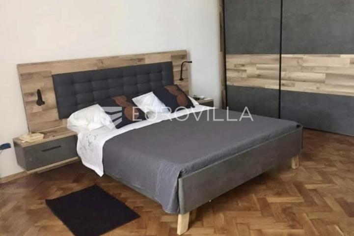 Rijeka, centar, adaptiran četverosoban stan površine 114.08 m², balkon