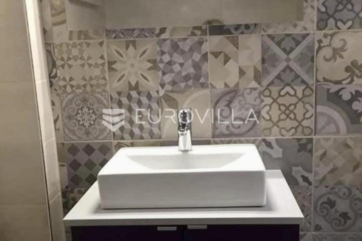 Rijeka, centar, adaptiran četverosoban stan površine 114.08 m², balkon
