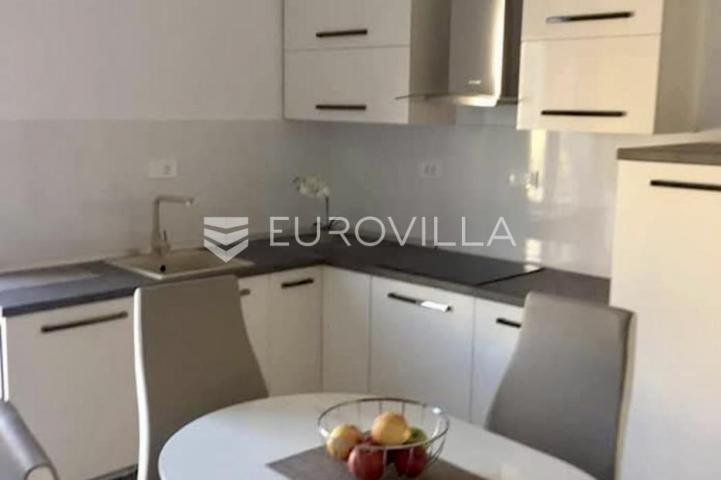 Rijeka, centar, adaptiran četverosoban stan površine 114.08 m², balkon