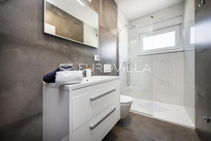 Istra, okolica Rovinja, predivan namješten dvosoban stan 85 m² 800m od mora