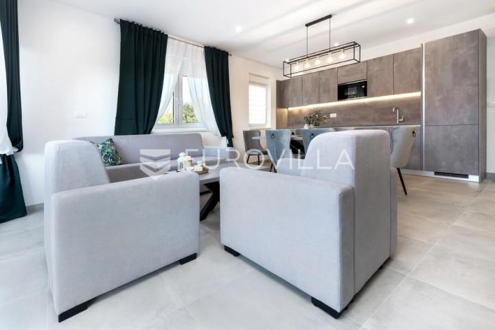 Istra, okolica Rovinja, predivan namješten dvosoban stan 85 m² 800m od mora