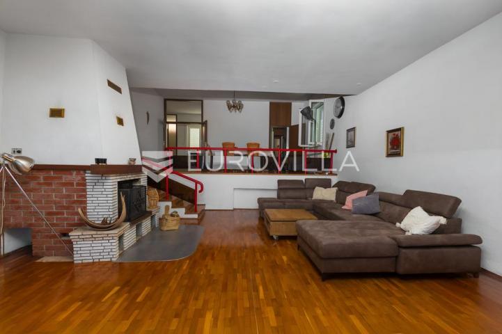 Otok Krk, Njivice, unikatna kamena vila 1. red do mora 300 m²