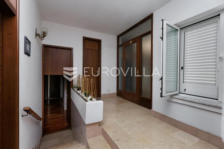 Otok Krk, Njivice, unikatna kamena vila 1. red do mora 300 m²