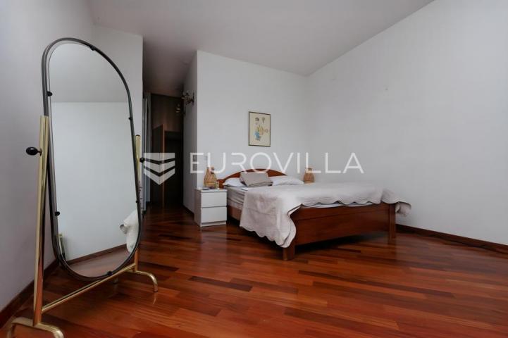 Otok Krk, Njivice, unikatna kamena vila 1. red do mora 300 m²