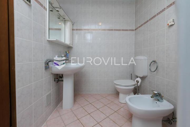 Otok Krk, Njivice, unikatna kamena vila 1. red do mora 300 m²