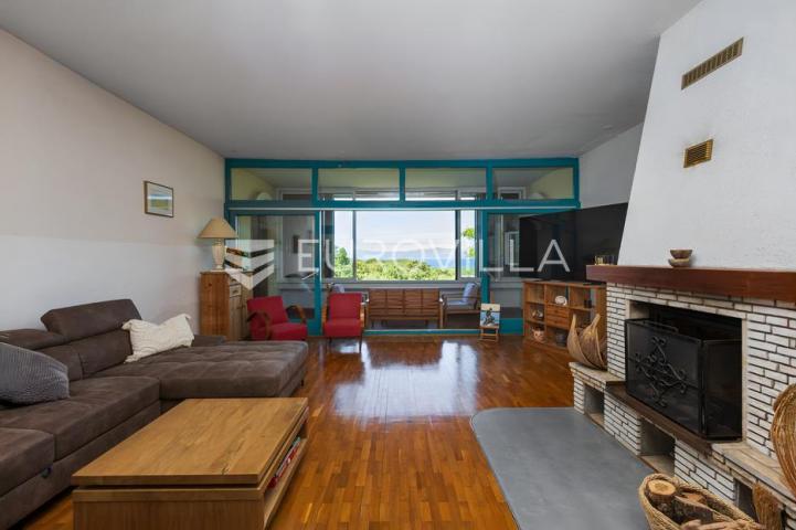 Otok Krk, Njivice, unikatna kamena vila 1. red do mora 300 m²