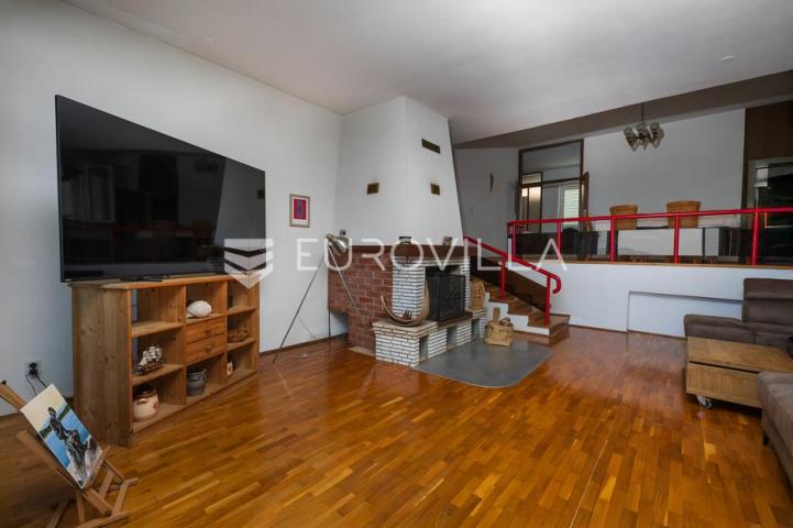 Otok Krk, Njivice, unikatna kamena vila 1. red do mora 300 m²