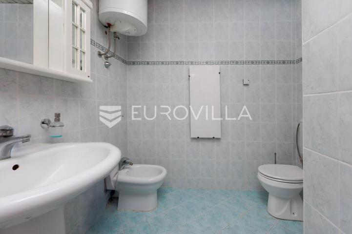 Otok Krk, Njivice, unikatna kamena vila 1. red do mora 300 m²