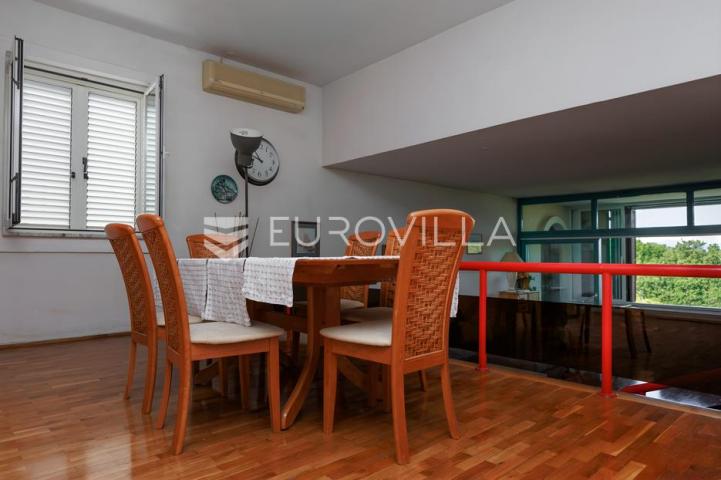 Otok Krk, Njivice, unikatna kamena vila 1. red do mora 300 m²
