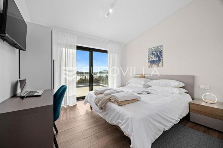 Istra, Banjole, dvojna vila, prvi red do mora, 244 m² s pogledom na Marinu