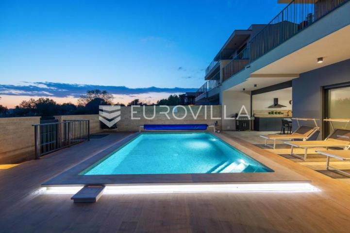 Istra, Banjole, dvojna vila, prvi red do mora, 244 m² s pogledom na Marinu