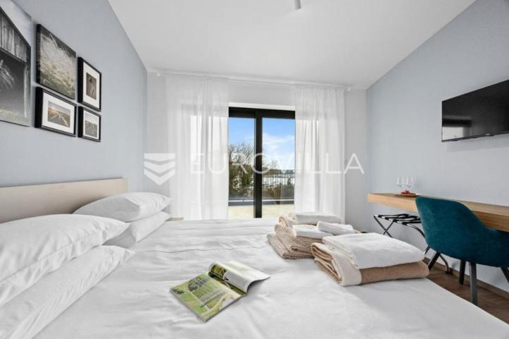 Istra, Banjole, dvojna vila, prvi red do mora, 244 m² s pogledom na Marinu