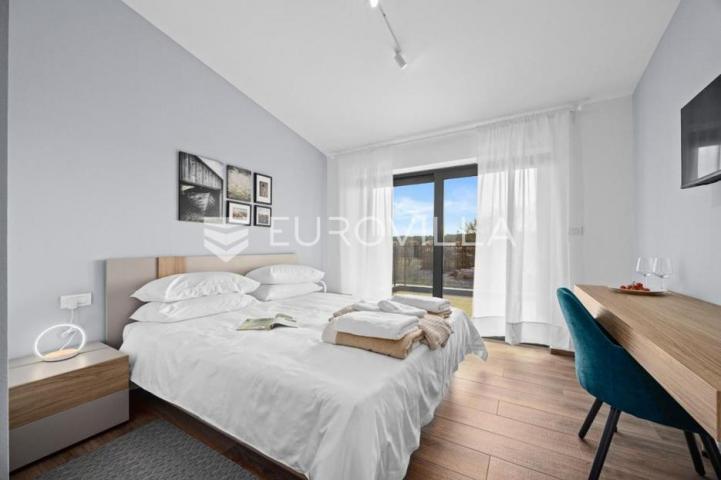 Istra, Banjole, dvojna vila, prvi red do mora, 244 m² s pogledom na Marinu