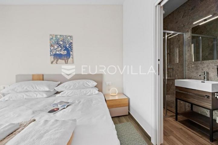 Istra, Banjole, dvojna vila, prvi red do mora, 244 m² s pogledom na Marinu