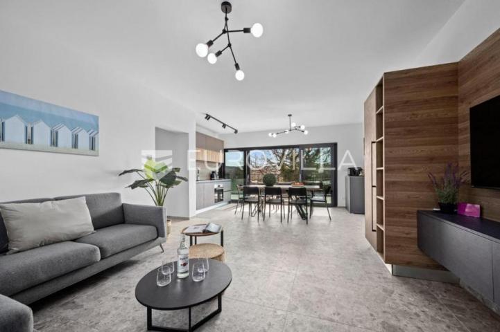 Istra, Banjole, dvojna vila, prvi red do mora, 244 m² s pogledom na Marinu
