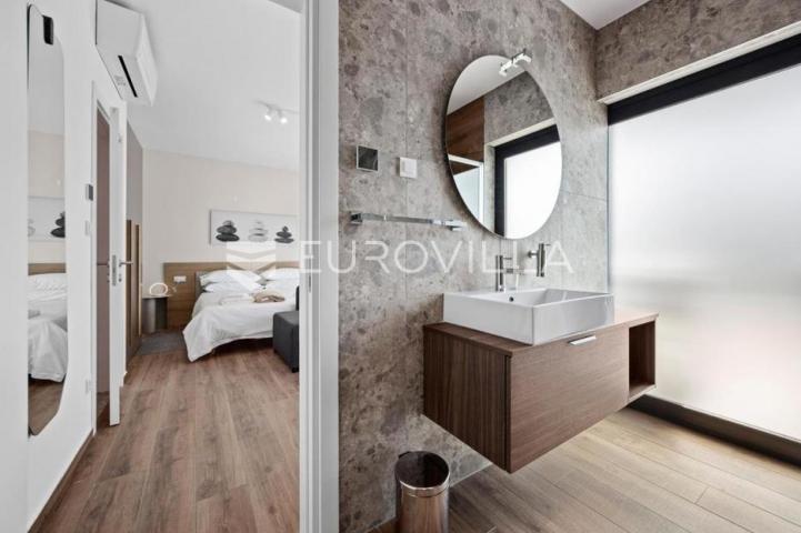 Istra, Banjole, dvojna vila, prvi red do mora, 244 m² s pogledom na Marinu