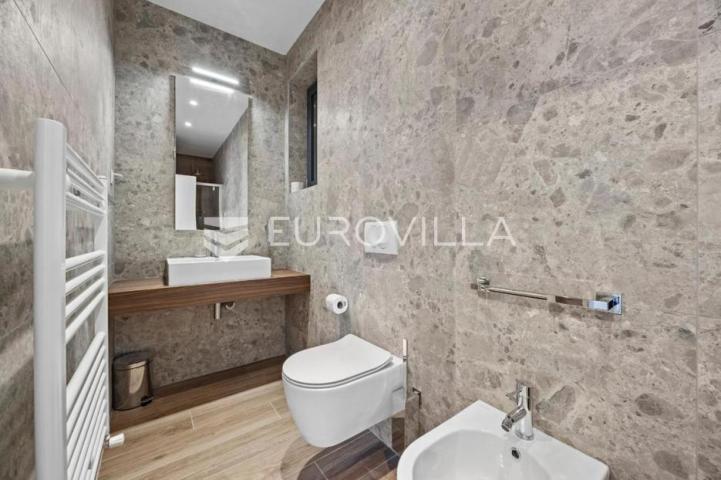 Istra, Banjole, dvojna vila, prvi red do mora, 244 m² s pogledom na Marinu
