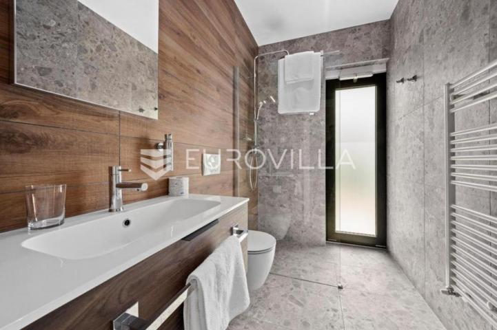 Istra, Banjole, dvojna vila, prvi red do mora, 244 m² s pogledom na Marinu