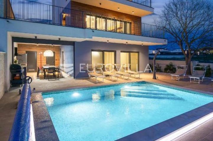 Istra, Banjole, dvojna vila, prvi red do mora, 244 m² s pogledom na Marinu